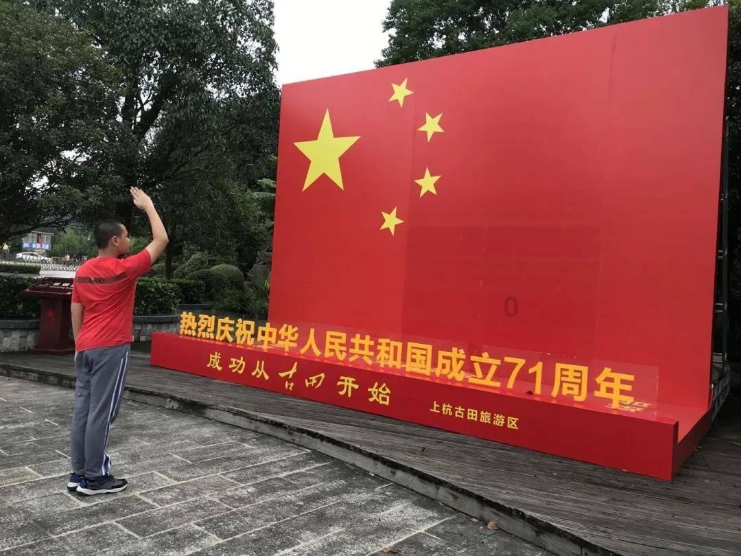 消防员冲进浓烟抬出喷火的油锅